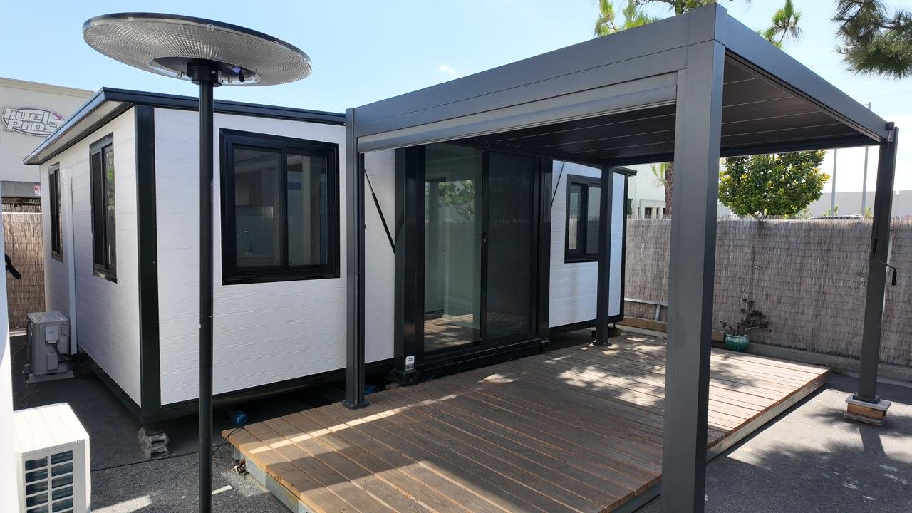 exterior-casa-container-blanca-con-deck-y-pergola-lateral