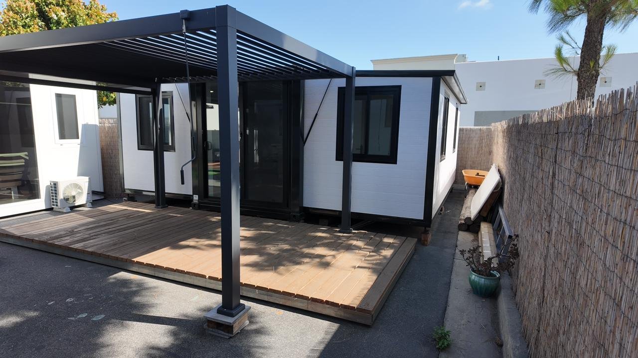 exterior-casa-container-blanca-pergola-con-calentador