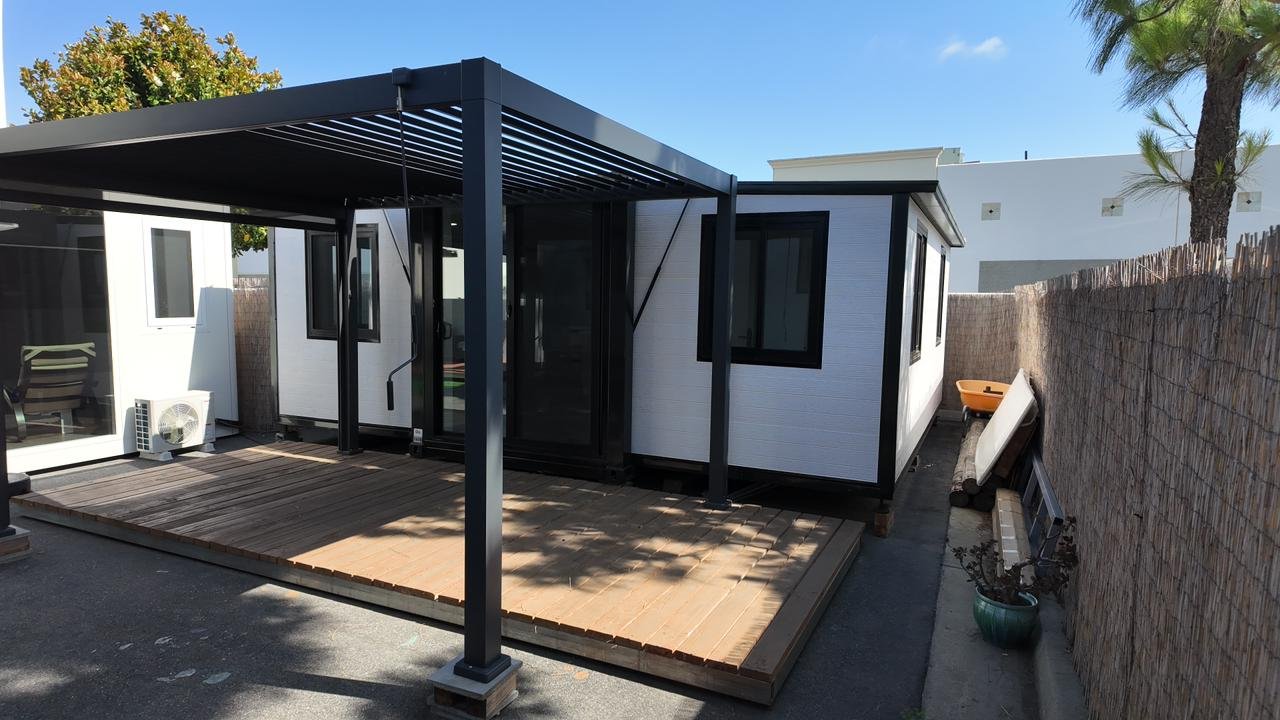 exterior-casa-container-blanca-pergola-vista-trasera