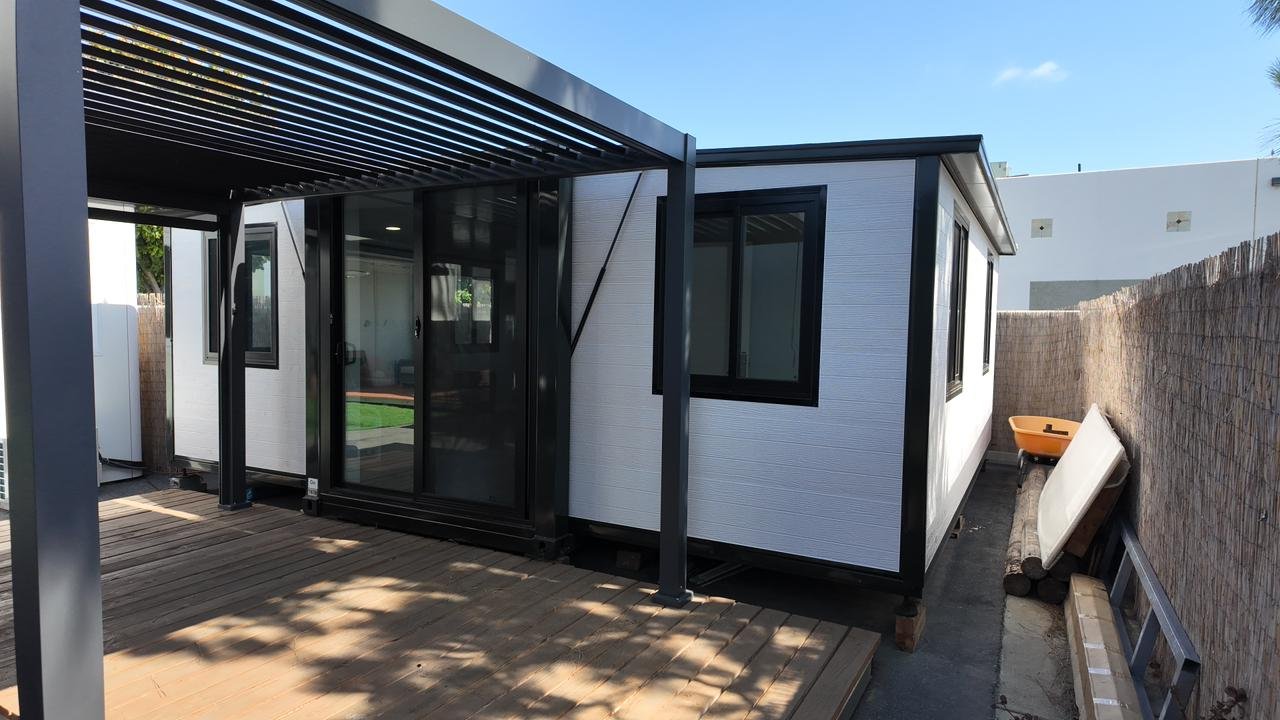 exterior-casa-container-blanca-pergola-y-aire-acondicionado
