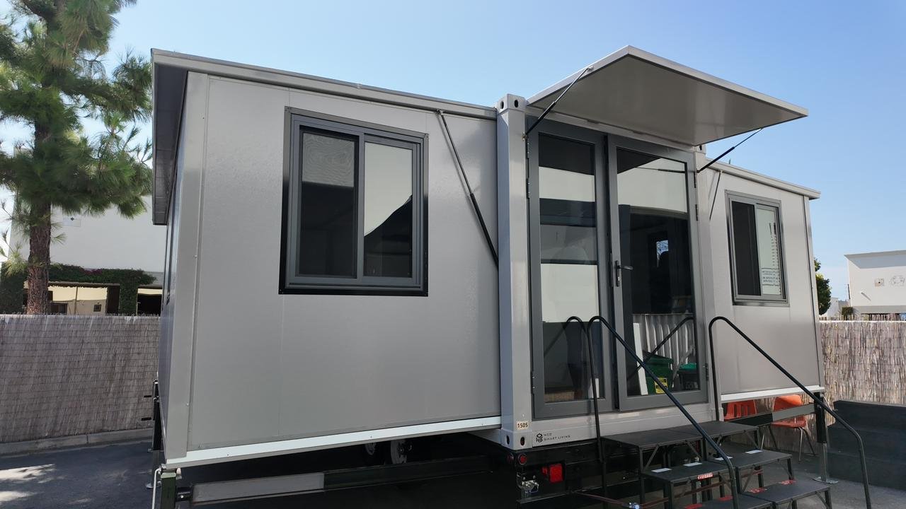 exterior-casa-container-gris-expandible-sobre-trailer