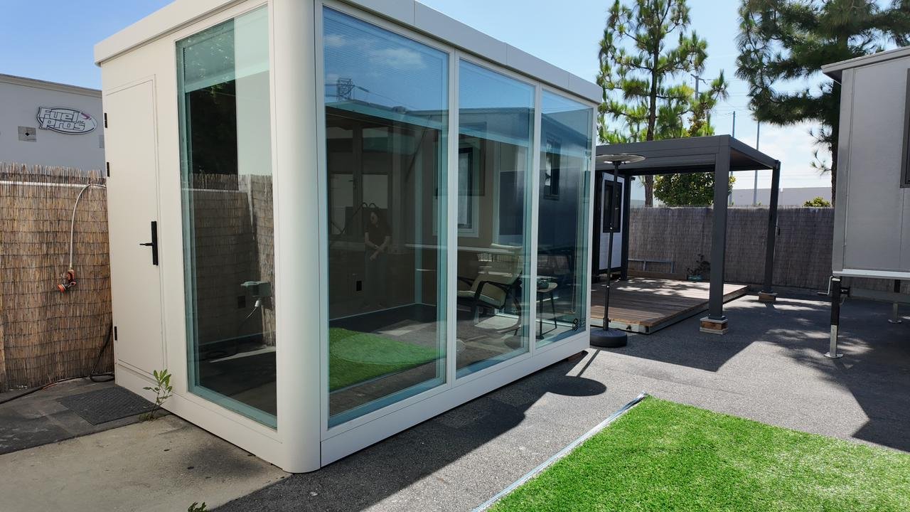 exterior-cubo-de-vidrio-estilo-moderno-lateral
