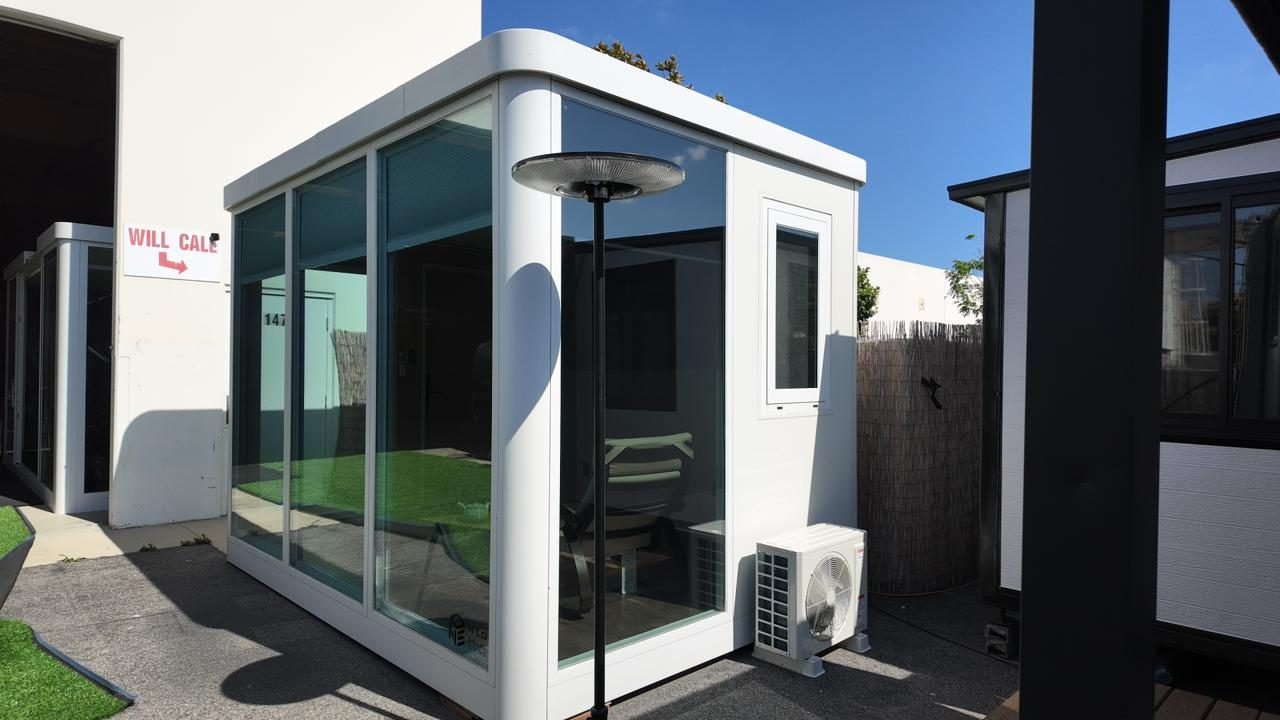 exterior-cubo-de-vidrio-estilo-moderno-frontal