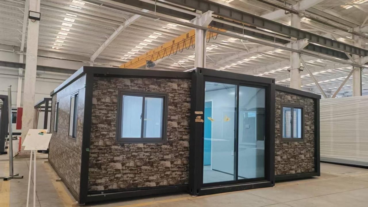 fabrica-casa-container-con-revestimiento-piedra-frontal