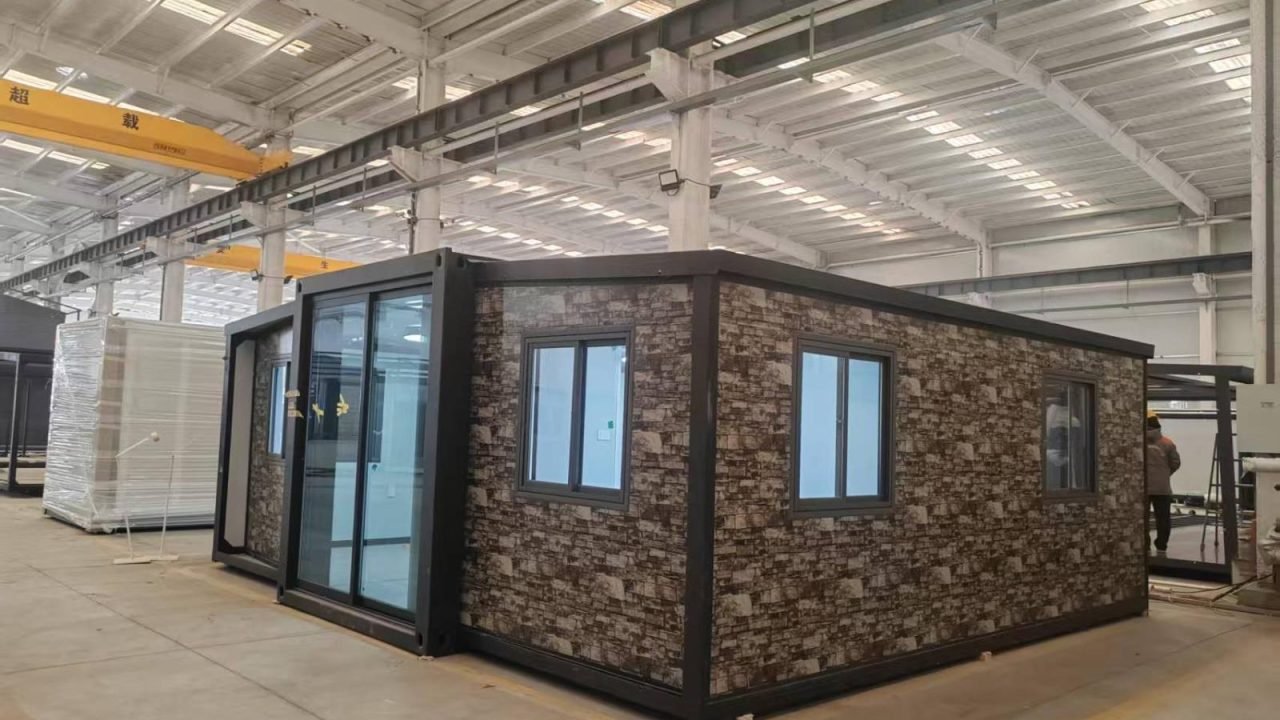 fabrica-casa-container-con-revestimiento-piedra-lateral